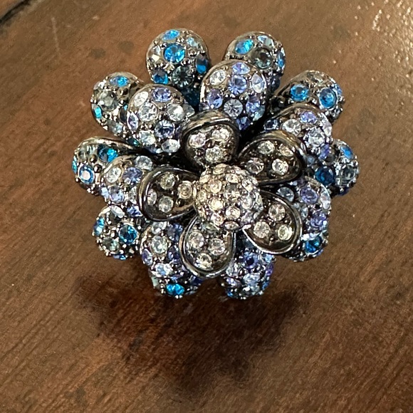 Joan Rivers Blue Pave and Clear Rhinestone Flower Set in Gunmetal. Size 8. - Picture 9 of 11